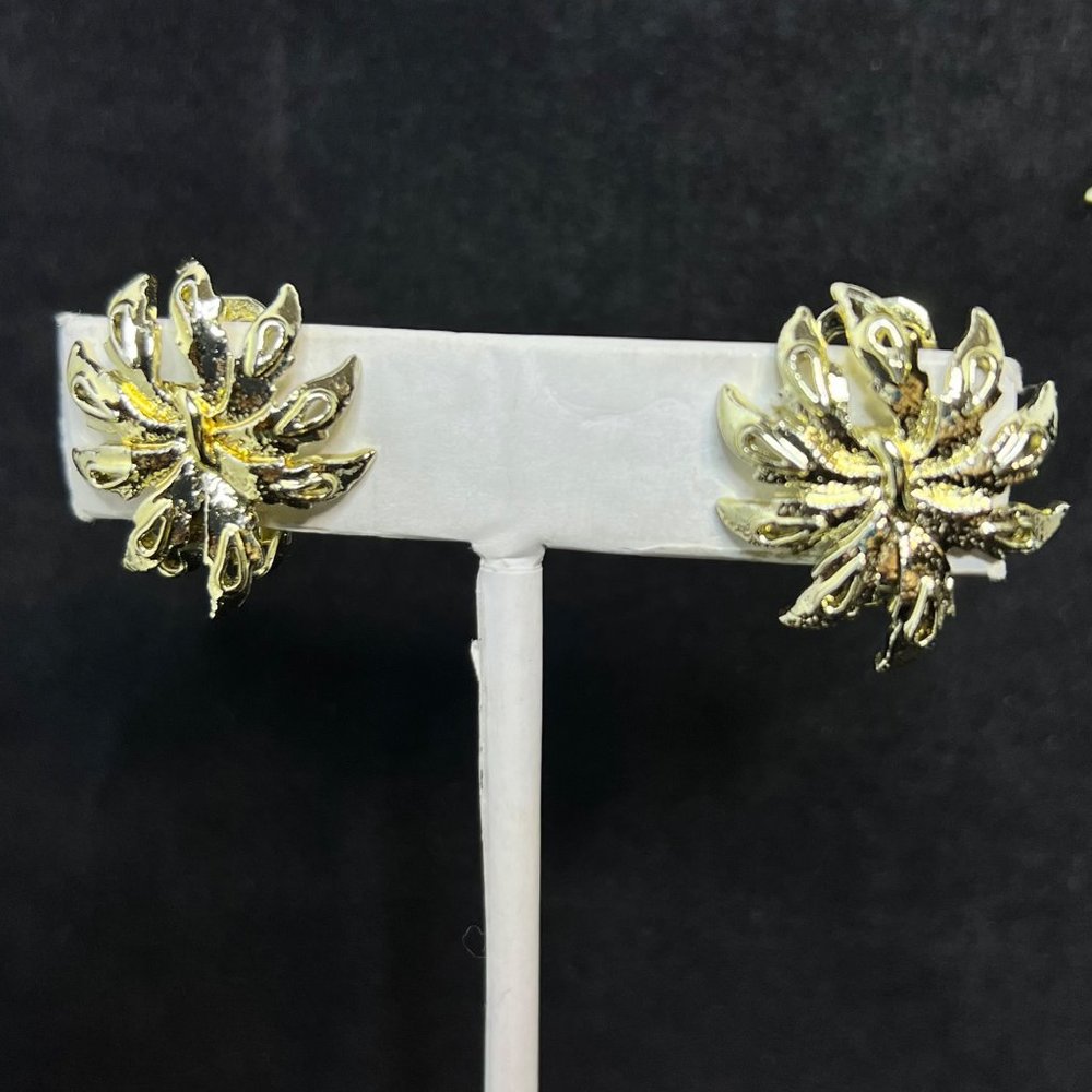 Vintage Gold Tone Leaf Clip On Earrings And Brooch Set (3548) - Picture 4 of 5